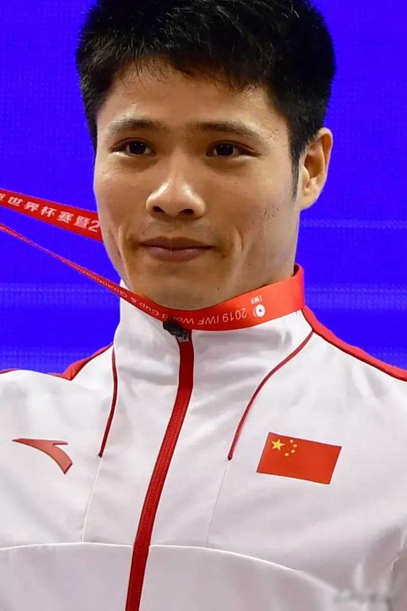 原创奥运冠军李发彬金鸡独立招牌动作妻为小贩