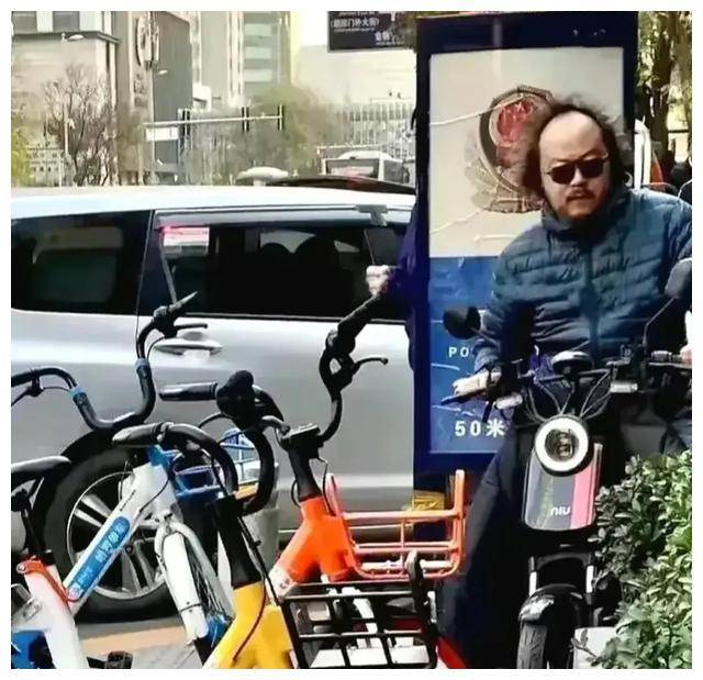 55岁窦唯罕露面发福头发秃顶变化大到无人识在灵隐寺瞎溜