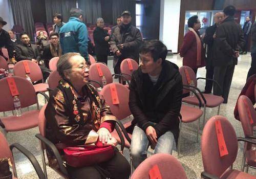 原创84岁李明启露面白发苍苍笑容很慈祥穿着讲究打扮的很富态