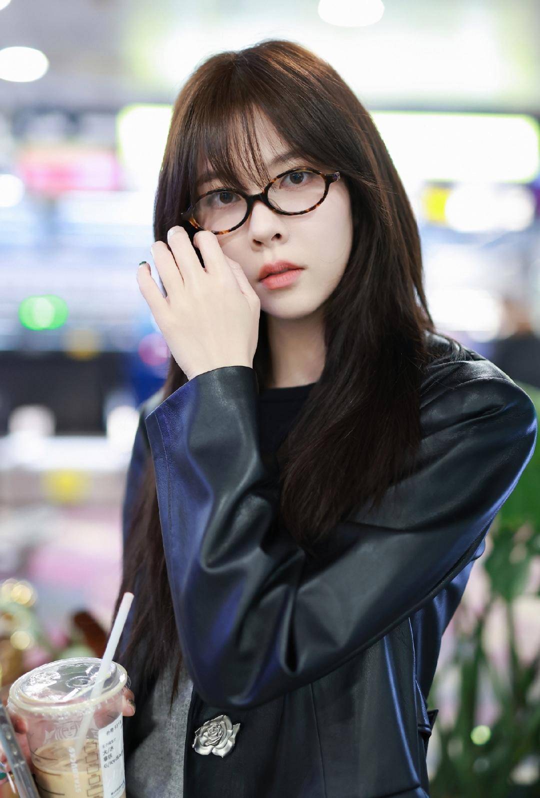 探秘宋妍霏的御姐风范:短裙长筒袜搭配曝光!