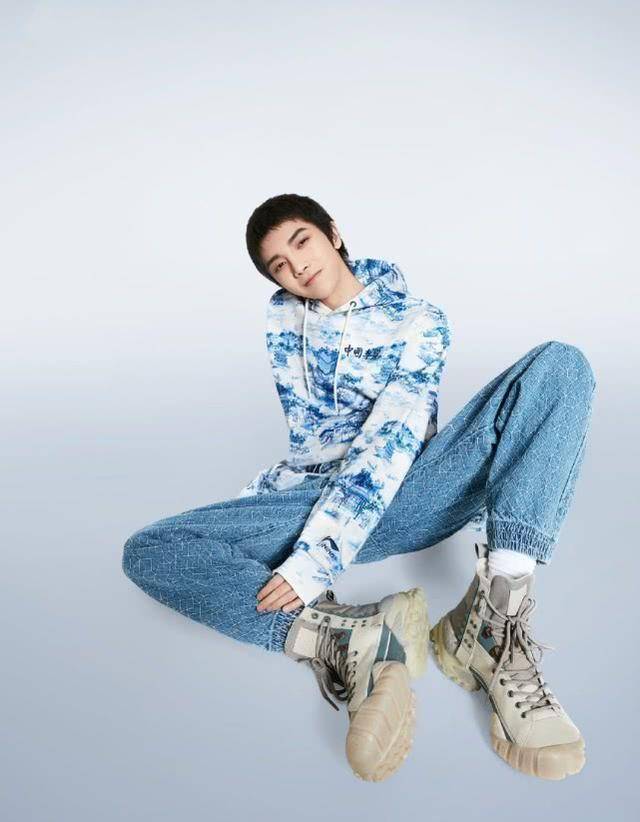 华晨宇的春日时尚穿搭也值得细细鉴赏_蓝色_牛仔裤_亮色