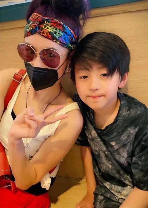 原创张柏芝次子整容式长大小时候嫌他丑如今像谢霆锋复制粘贴