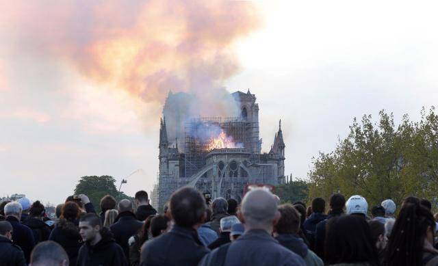 大火将800年建筑巴黎圣母院焚毁法国民众唱圣歌流泪祷告_历史_损毁_众