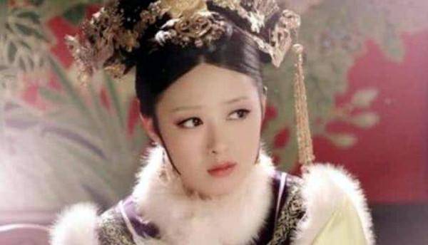 蒋欣是以童星出道,9岁开始就参演了电视剧《坠子皇后》,那时候的她并