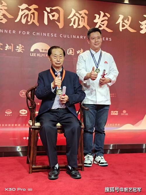 李力现任居氏料理研究室总厨,同时担任扬州市烹饪餐饮行业协会理事