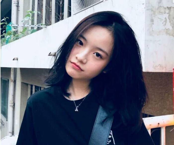 李庚希,其实是有点特立独行和小叛逆的,她曾被拍到吸烟乱扔烟头的镜头