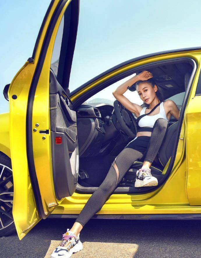 曹云金前妻唐菀晒照穿紧身衣打扮精致离婚8个月终于走出阴霾