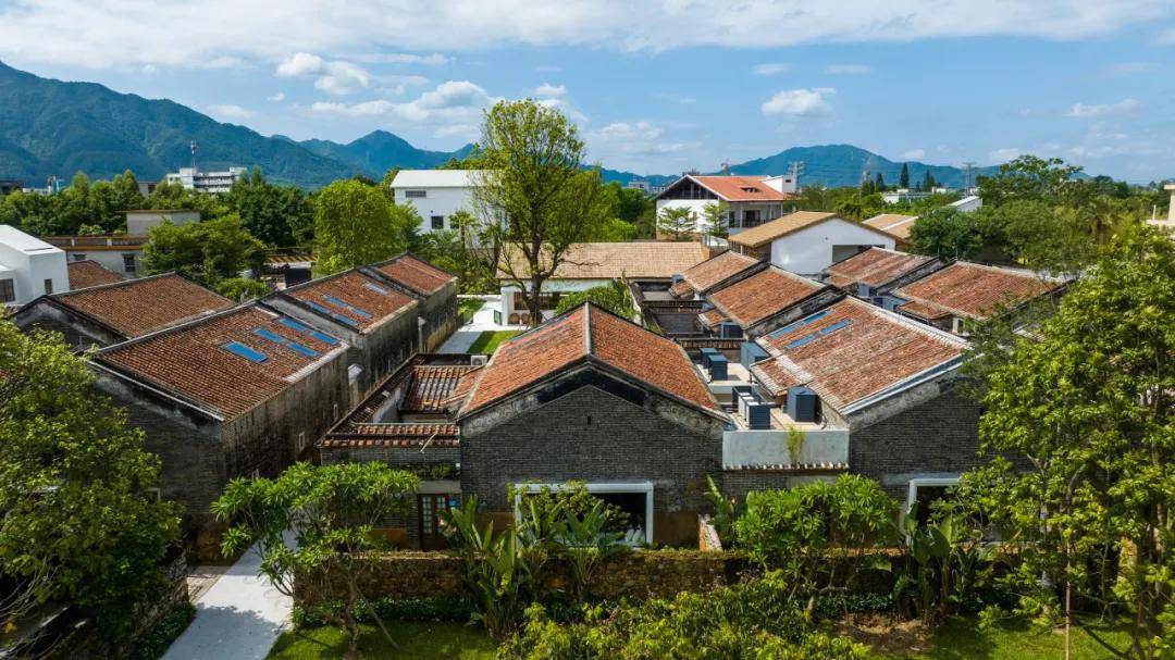 "左边这间青砖屋是我大哥的,也有上百年历史了,右边这个石凳,我们从小