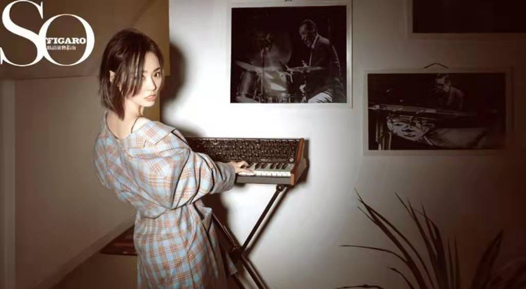 在和冯轲分开之后的某一期《王牌对王牌》时看见张靓颖,精神状态好
