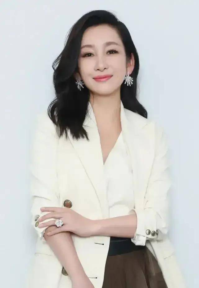 演技不输周迅,影后,曾因长相丑无戏可演,今新剧演强势女人被赞_秦海璐