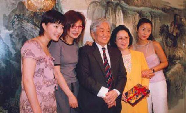原创琼瑶插足婚姻很有理80岁公然撕继子对丈夫放弃治疗是为爱