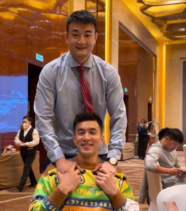 丛明晨办婚礼!杨鸣穿着低调,郭艾伦实力抢镜,赵继伟搞笑抢花球