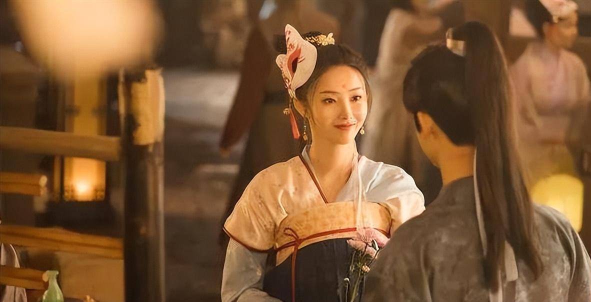 演完《与凤行》再演《承欢记》,出场就被观众骂,长相神似何赛飞_杨紫