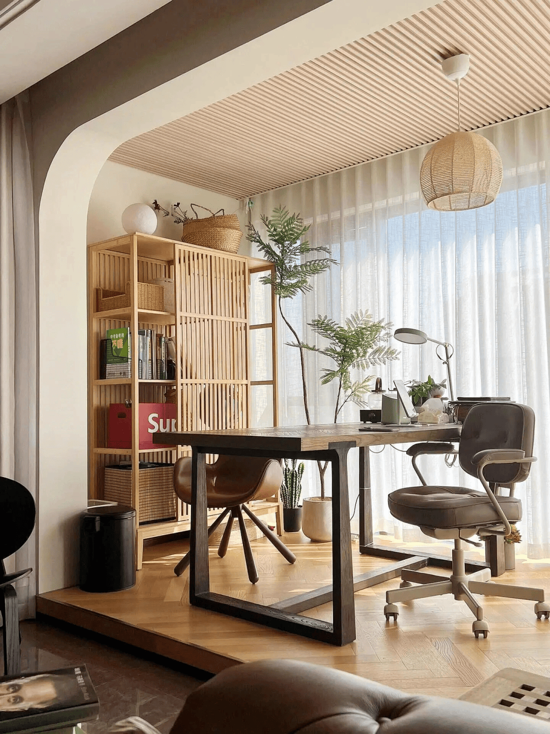 客厅书墙环绕,明亮整洁,太羡慕了