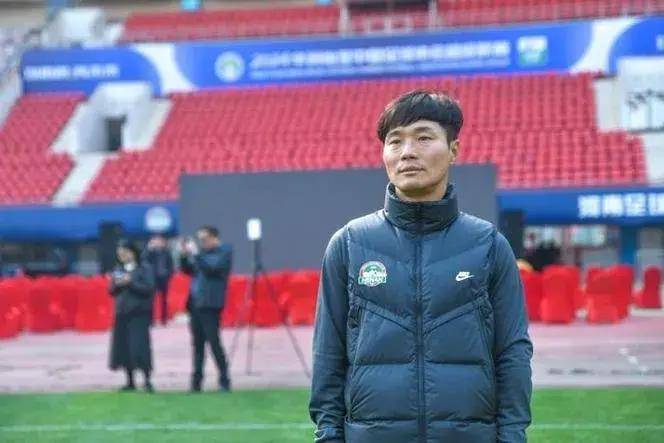 山东泰山22战平河南多打一人却勉强扳平泰山让人一言难尽