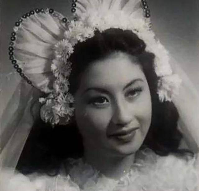 白光原名史永芬,河北人,父亲是军需处长,中学时代,白光在北平华光女子