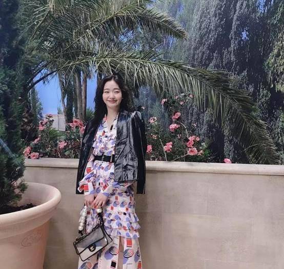 金高银手里拿着蒲公英,流露出满满的少女感,梳着高高的丸子头搭配亮亮