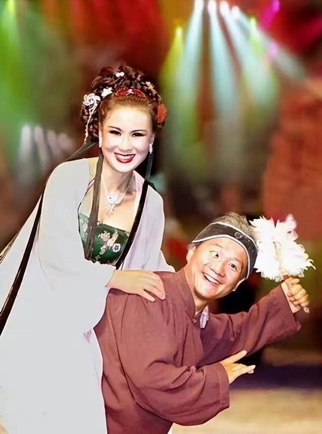 那个时代东北的二人转非常流行,而二人转演员也成为了很多女孩追星的