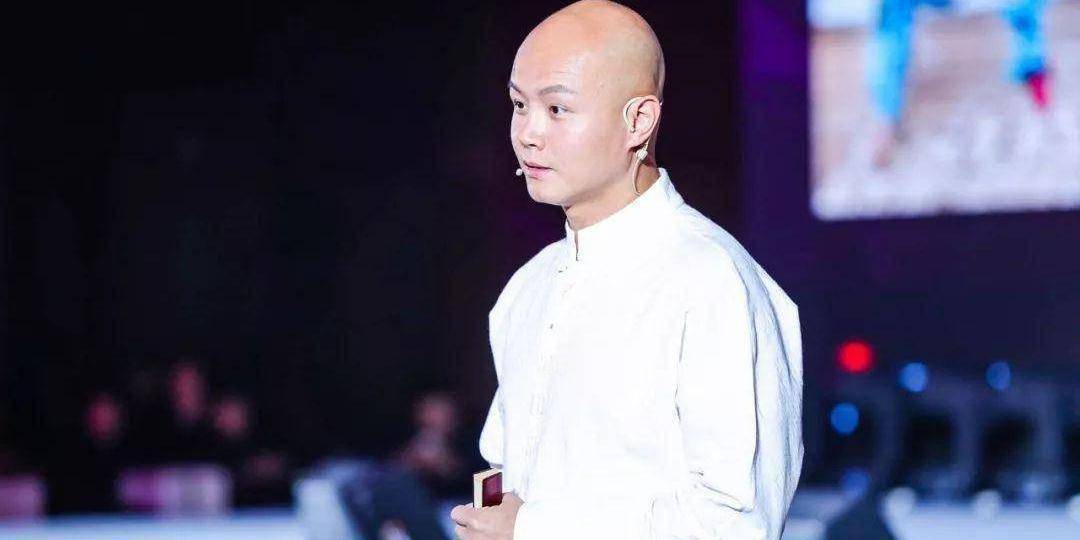 原创从金牌主持到街头卖艺如今乐嘉出家悟道他错在了哪