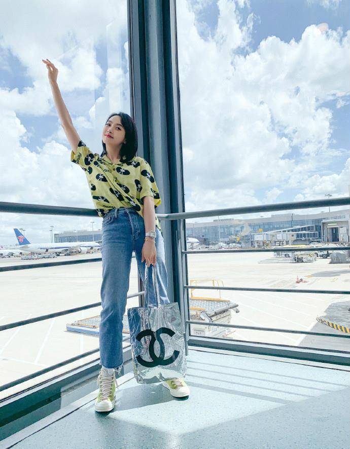 原创被宋茜的女团腿惊艳33岁穿印花超短裤皮肤白皙也成加分项