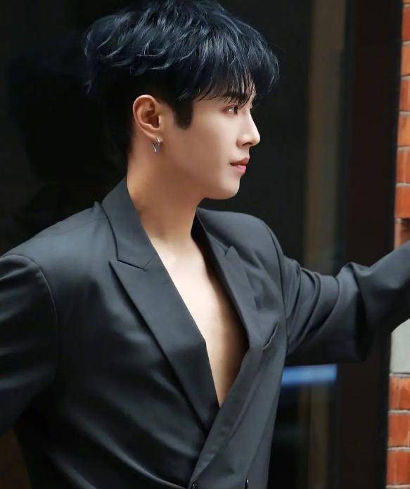 时尚西装出席活动,李汶翰时尚精修图被吐槽:胖到没锁骨_身材_网友_穿