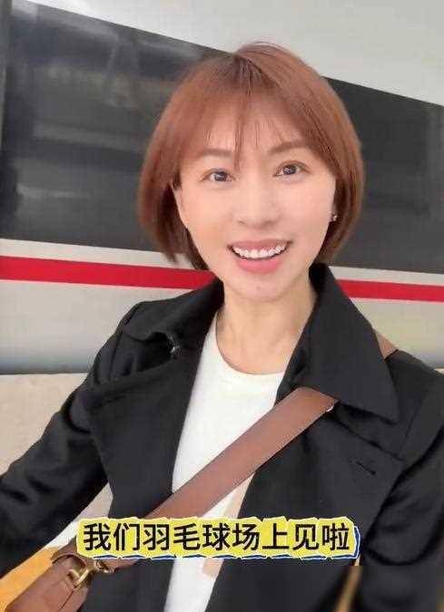 原创欧阳夏丹从主播台转战竞技场乘动车离京赴济南参加羽毛球比赛