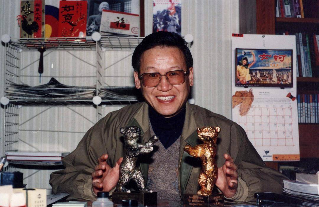 1992年谢飞导演为筹拍自己的新片《黑骏马》,邀请腾格尔来负责电影的