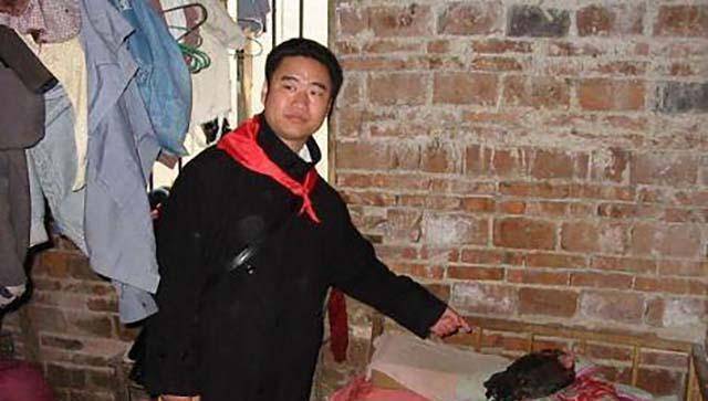 原创直击丛飞墓地生前资助200多贫困儿童死后和妻子合葬鲜少人来