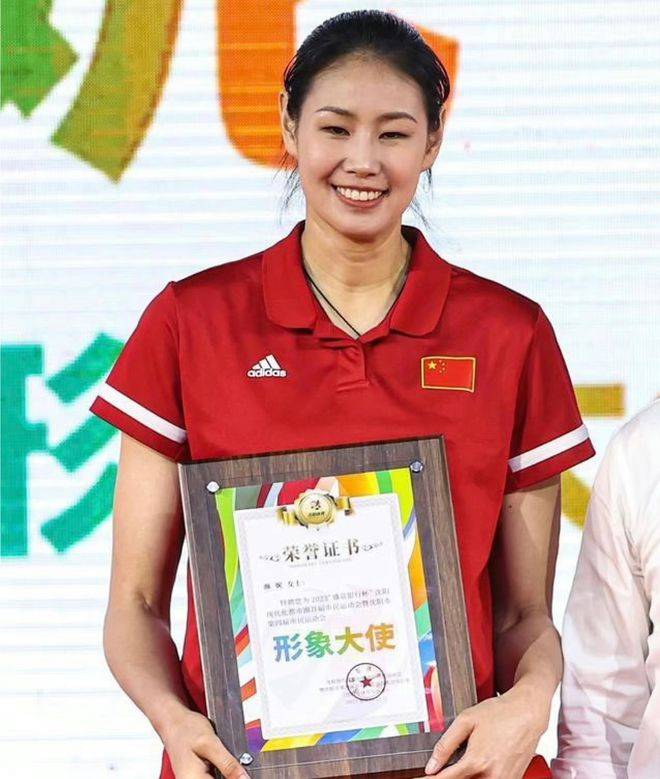 恭喜女排,颜妮罕见亮相上任新岗位,球迷期待_比赛_中国_排球