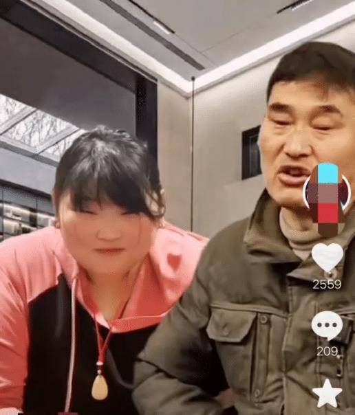 大衣哥出镜介绍大女儿,条件好就是长得胖点,网友:我不嫌弃