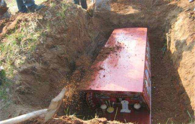 火葬和土葬谁的起源更早为何农村人都想土葬城市人坚持火葬