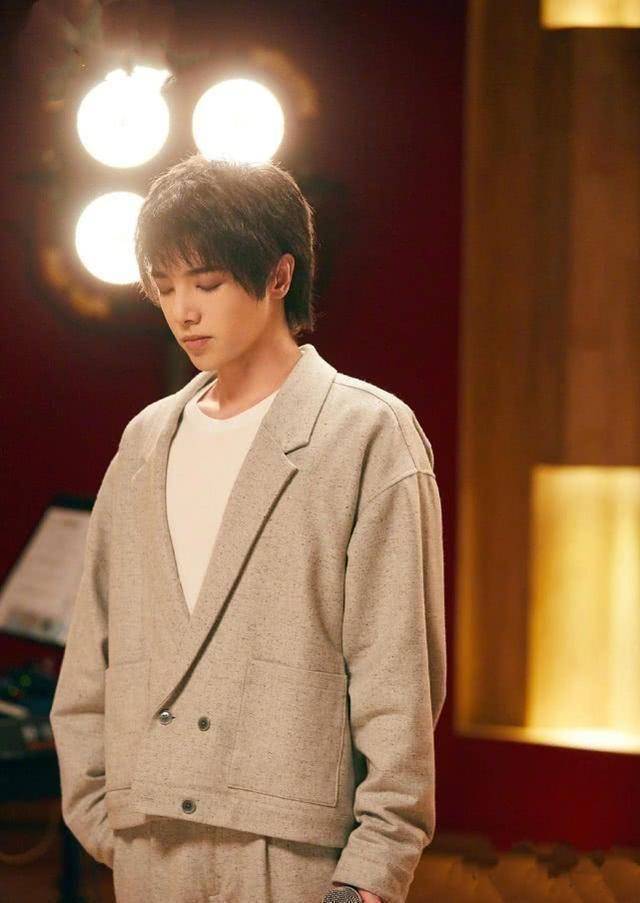 华晨宇的春日时尚穿搭也值得细细鉴赏_蓝色_牛仔裤_亮色