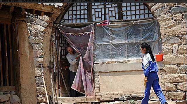 原创2017年山西大叔肝癌病逝10岁女儿跪父亲坟前痛哭祭品是她奖状