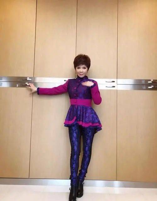 原创蔡明确实有扮嫩的资本看她穿紧身黑裤58岁了还有一双筷子腿