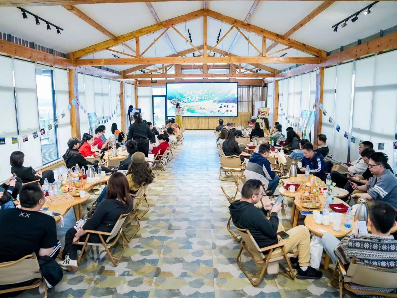 引领春日房车旅行新风尚房车生活家成都举办相约春天里房车趣旅行推介