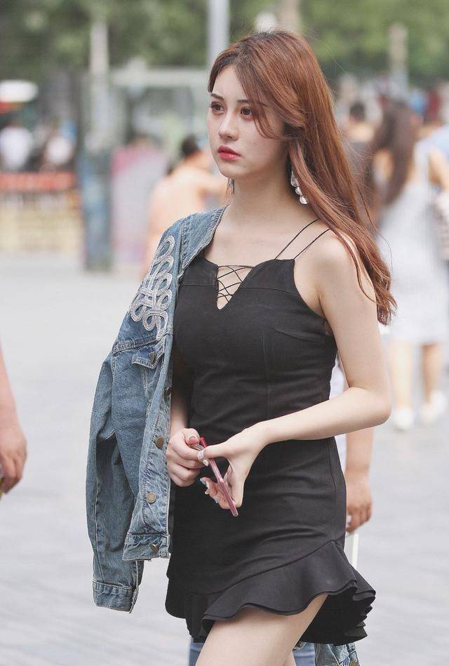 原创街头美女穿连衣裙秀身材却被荷叶设计抢镜时尚又减龄