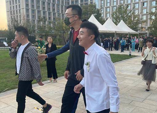 原创丛明晨办婚礼杨鸣穿着低调郭艾伦实力抢镜赵继伟搞笑抢花球