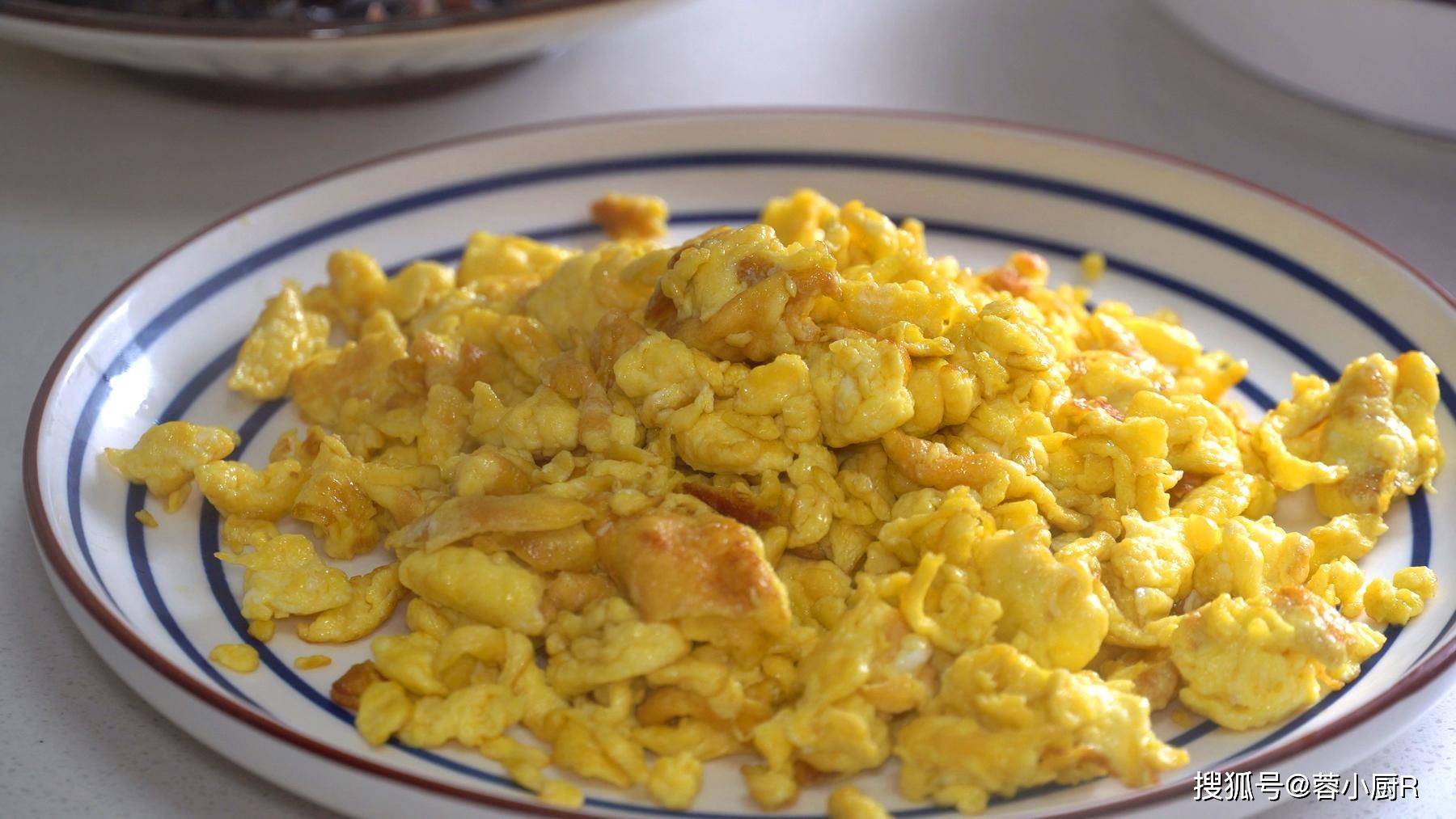 3,来煎鸡蛋,我打了三个,加了一小勺盐和两滴料酒,搅散了直接倒锅里煎