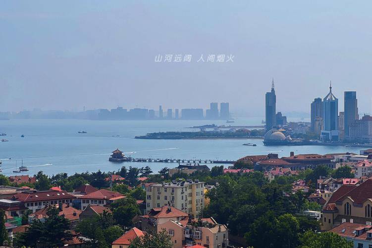 接着,我们将前往小鱼山公园,登上山顶,俯瞰整个青岛市区的美景.