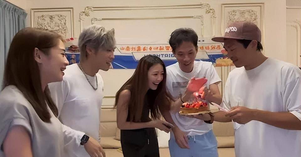 tvb花旦带家人开心游广州晒素颜照大翻车网友质疑整容失败