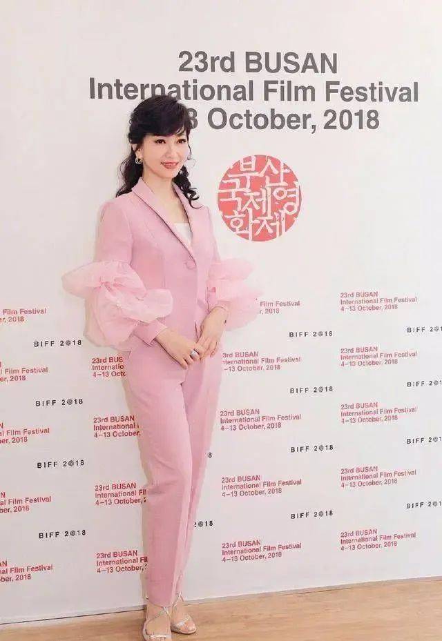 原创赵雅芝脸终于垮了皮松肉坠偶像包袱还这么重天天装嫩有意思吗