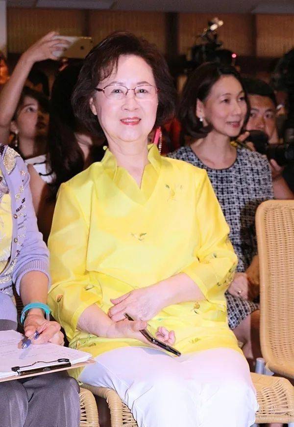 琼瑶真是个潮奶奶,84岁还纹眉变漂亮,但接受衰老脸是纯天然的!