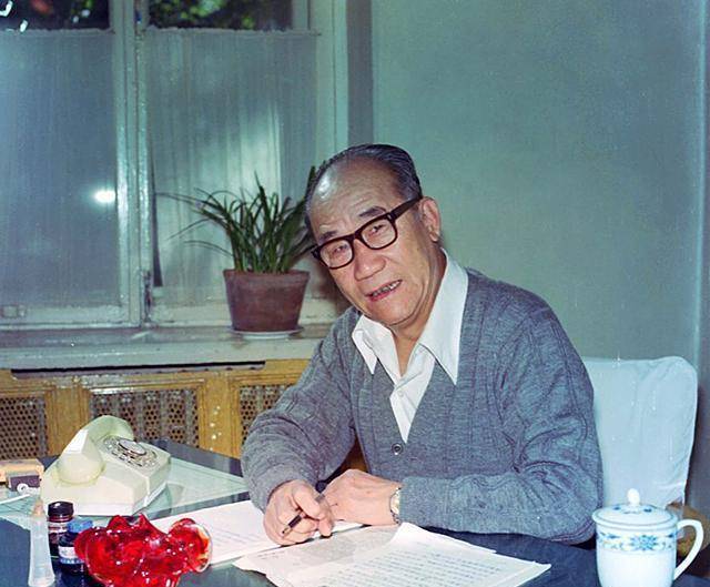 侯宝林童年太坎坷,要过饭还被师父打,谢东事件却成罗生门_王朔_相声_