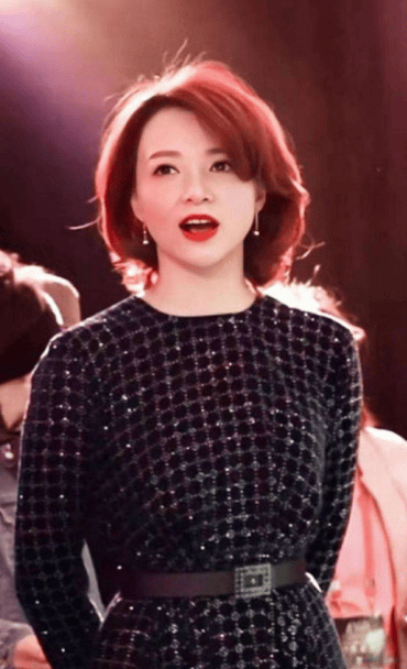 原创董卿一家罕见现身49岁她断崖式衰老和大妈没差别夫妇形影不离