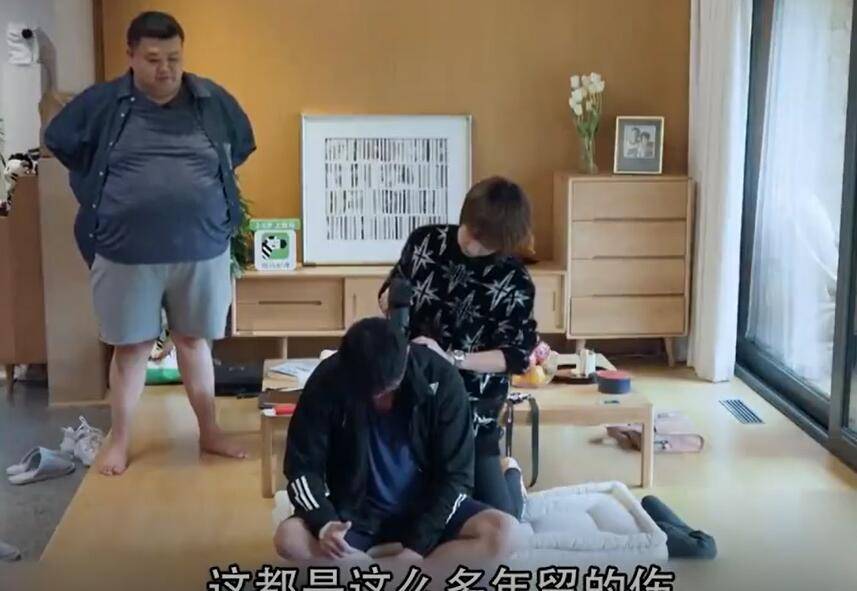 这里是《幸福三重奏》孙越,孟鹤堂好不容易来小屋做客,结果就是上门给