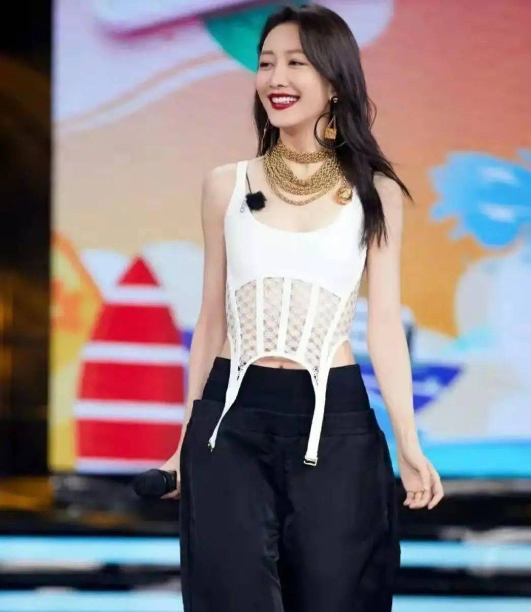 原创王鸥带火泡面穿搭白色露脐套装顶着泡面头霸气十足真不愧是时尚