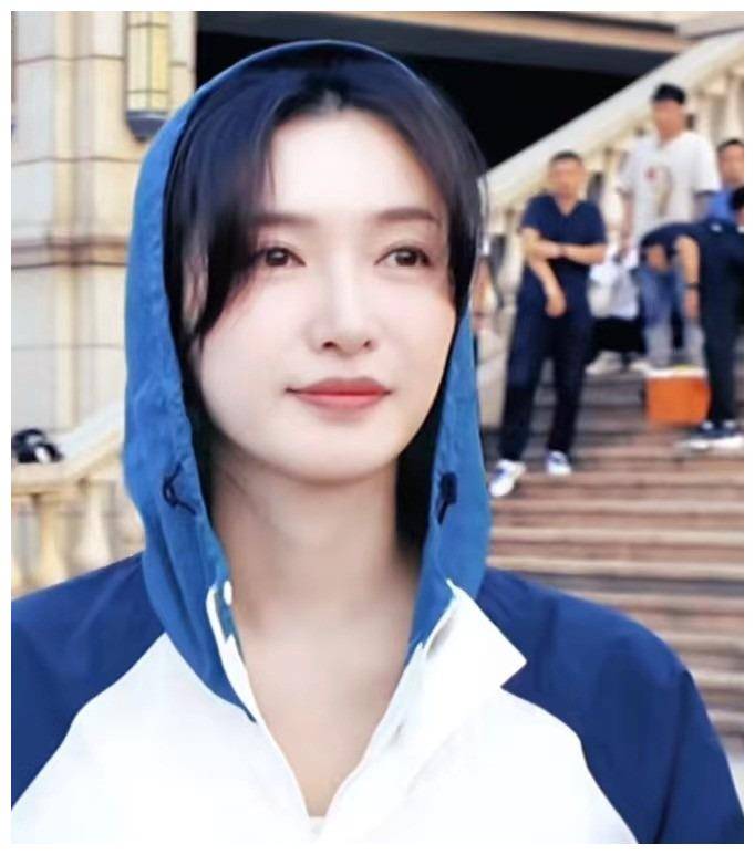 好家伙37岁江疏影和33岁蓝盈莹站一起没有对比就没有伤害啊