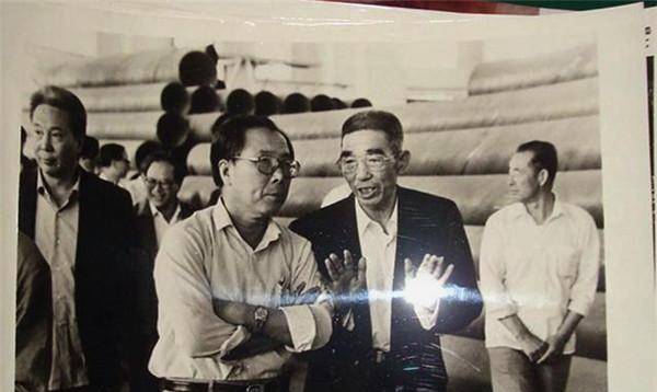 原创44岁农民治理贫困村18年买16辆进口车配8个保镖69岁时自杀