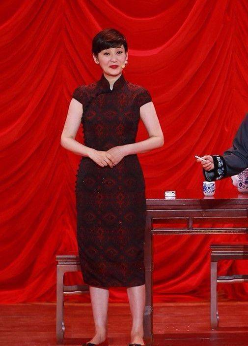 原创徐帆也有皱纹穿刺绣旗袍搭高跟鞋老了也一样优雅漂亮