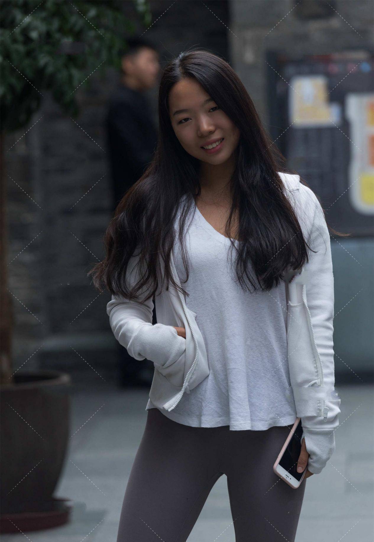 原创白色休闲外套搭配灰色裤子简约时尚高级又洋气